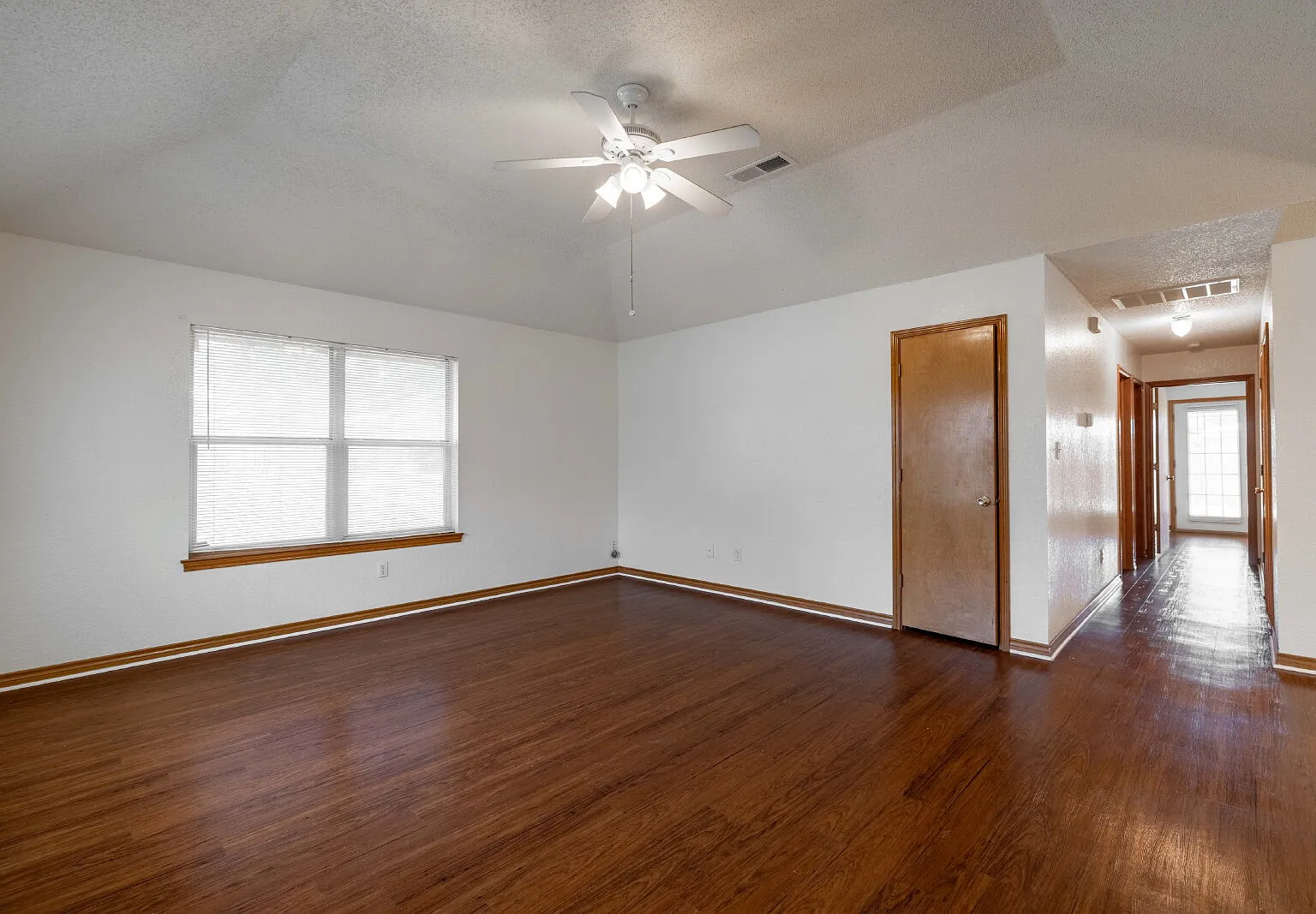 3 bed, 2.0 bath, 1328 sqft, $1,375 — Photo 4
