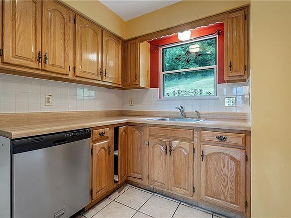 5th image of 305 Meadow Ct