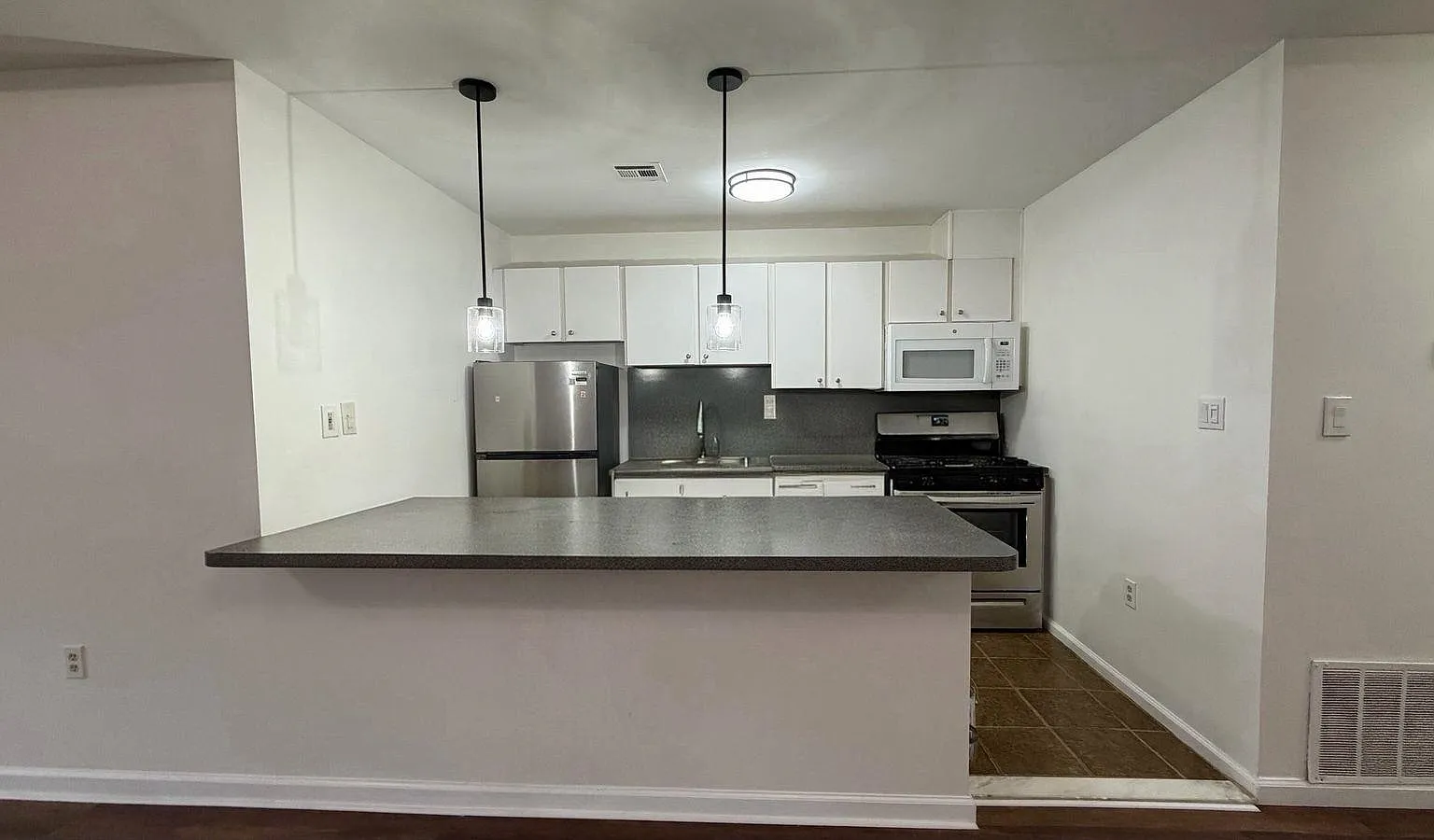 2 bed, 1.0 bath, 1150 sqft, $2,200 — Photo 3