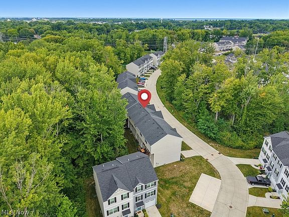 3rd image of 185 Raintree Ln
