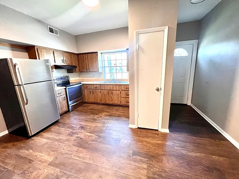 542 5th Avenue (Full Service) — Photo 3
