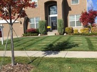 15683 Grosvenor Ln, Macomb, MI 48044