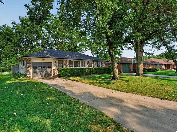 2nd image of 212 Center Dr