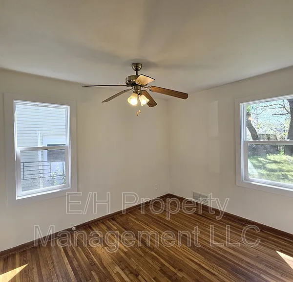 1121 E Luther St — Photo 22