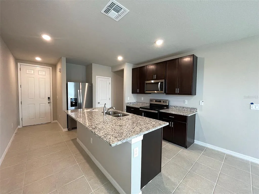 3 bed, 2.0 bath, 1288 sqft, $2,100 — Photo 4