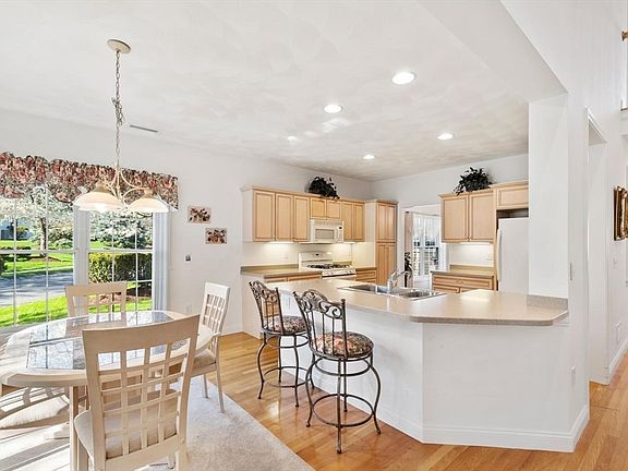 2nd image of 91 Emerald Ct Unit 91