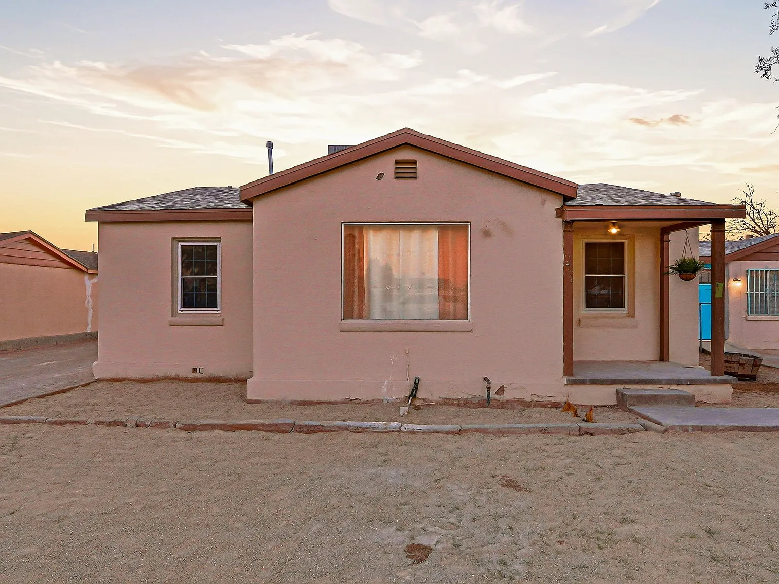 3 bed, 1.5 bath, 1365 sqft, $2,100 — Photo 2