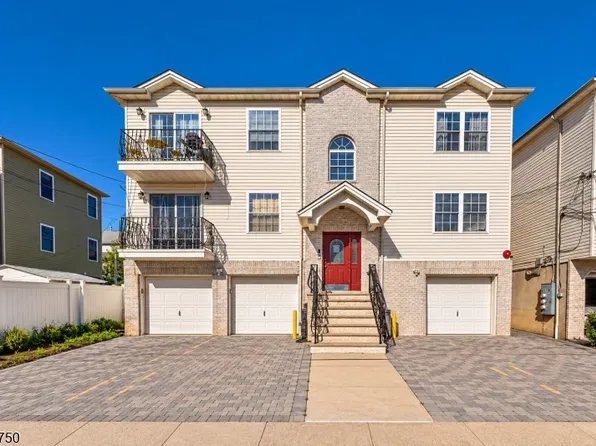 208 Oak St, Elizabeth City, NJ 07201