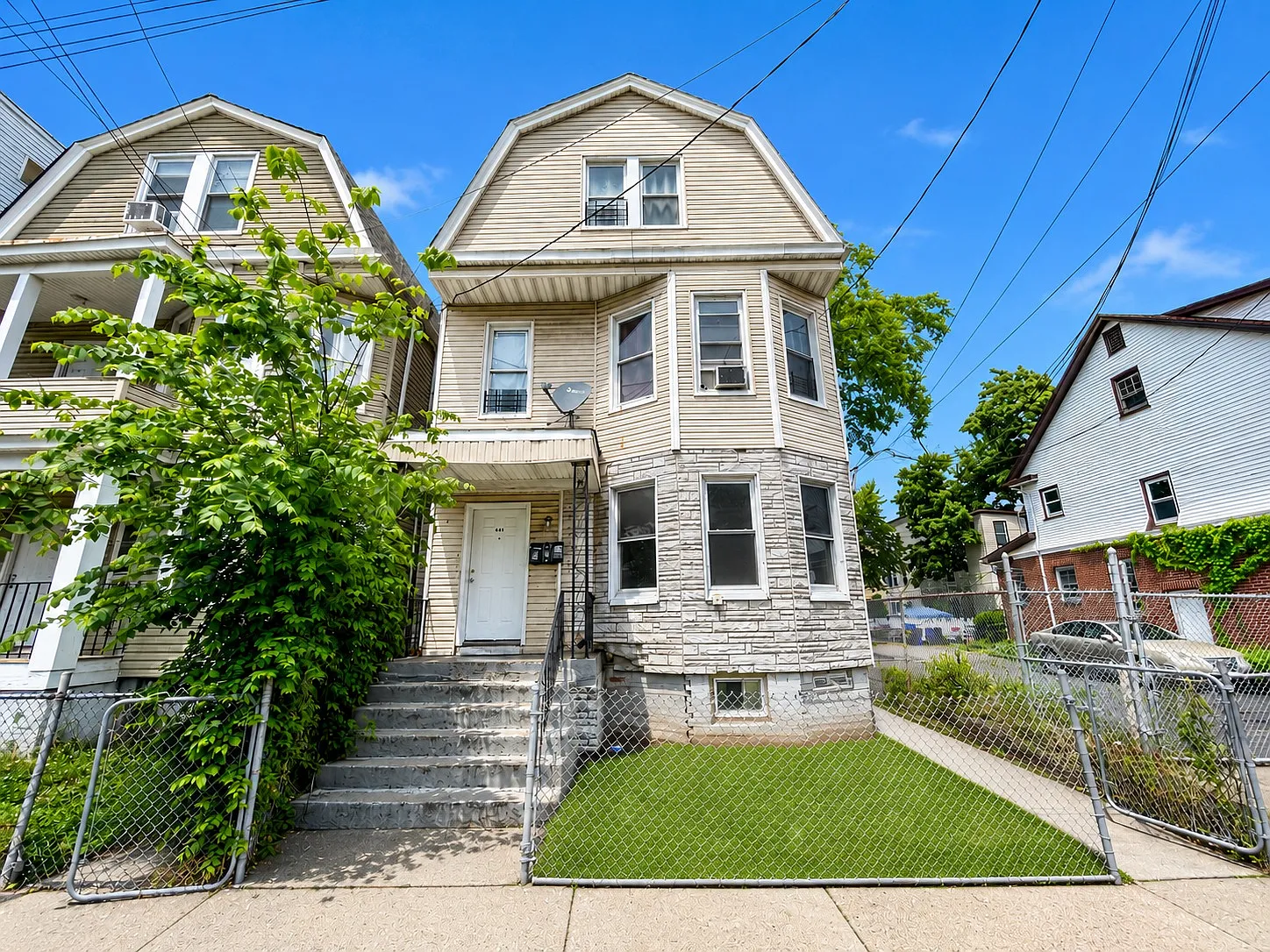 469 Avon Ave — Photo 1