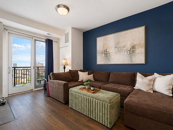 5th image of 828 W Grace St Unit 1404