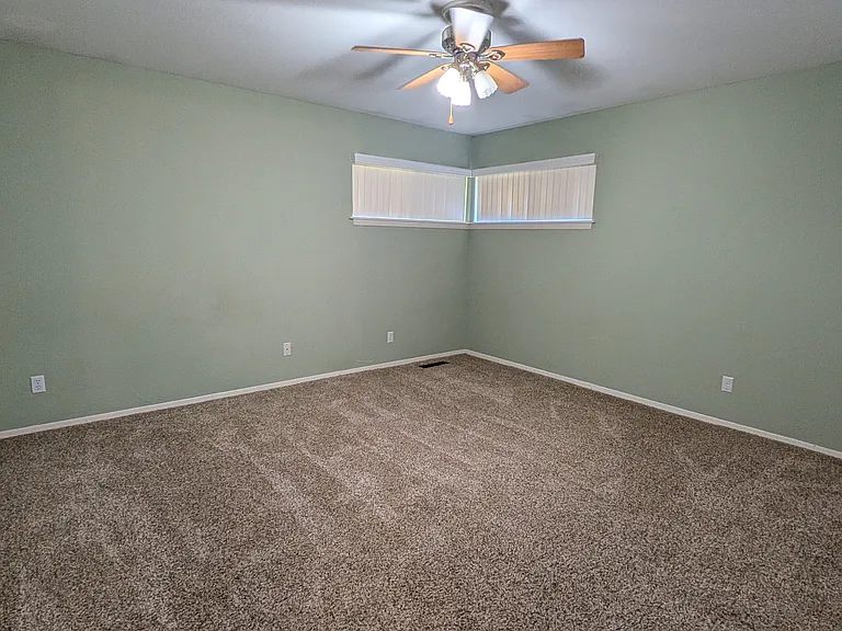 3810 N Rockwell Ave — Photo 6