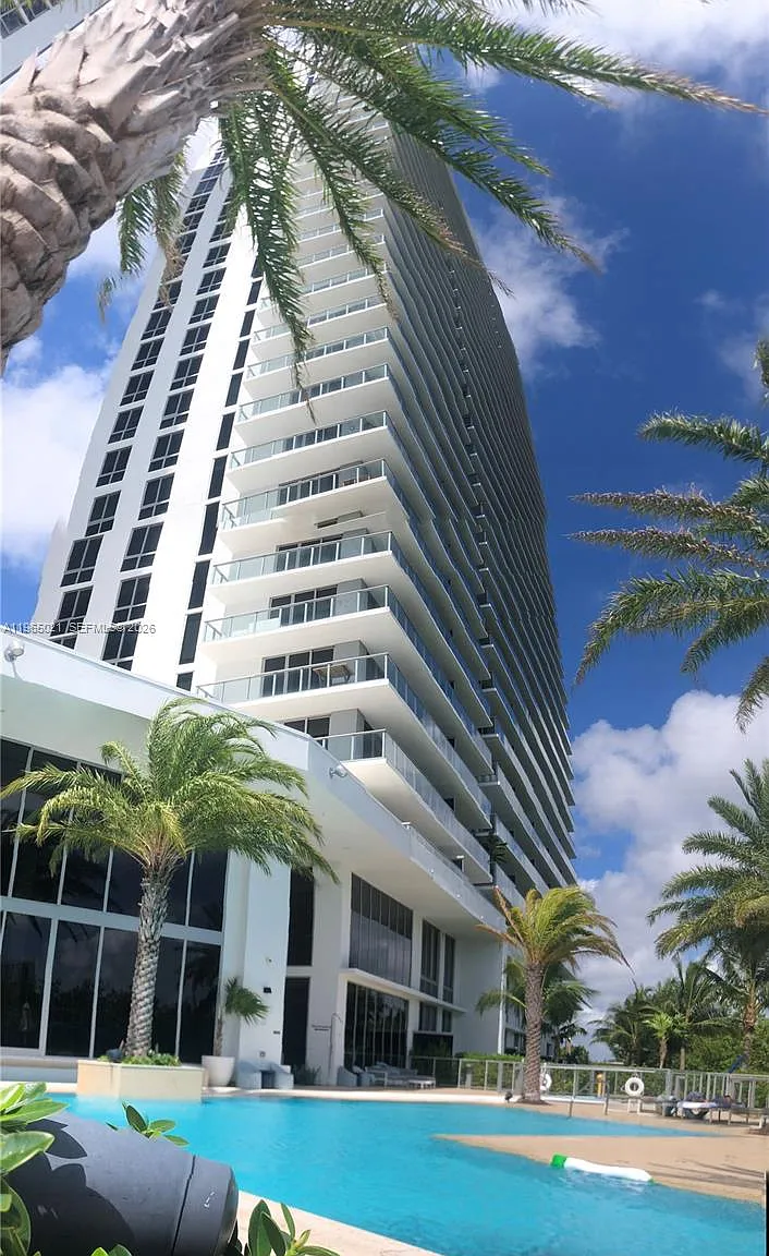 The Harbour North Condo — Photo 1
