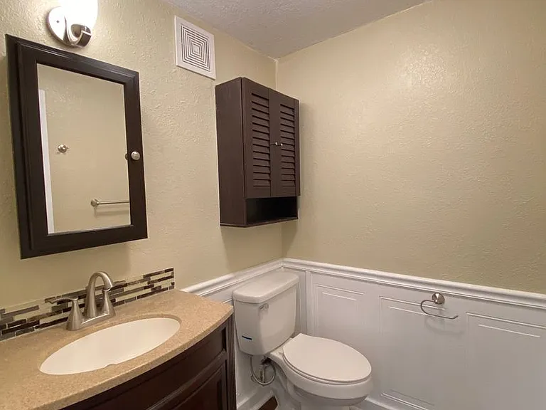 904 N Main St — Photo 13