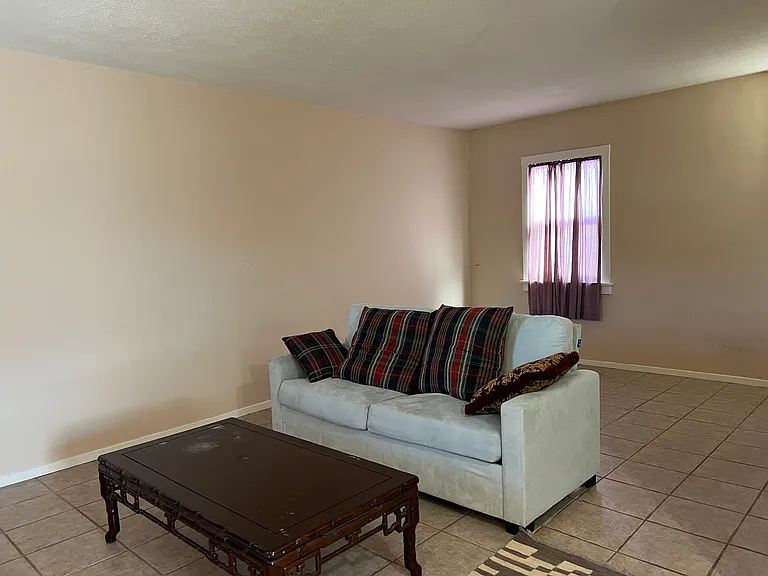 5575 1/2 Angelus Ave — Photo 2