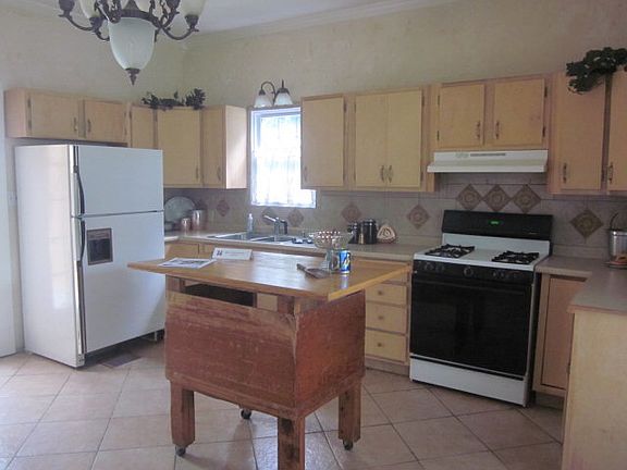 3rd image of 208 W Bronson St