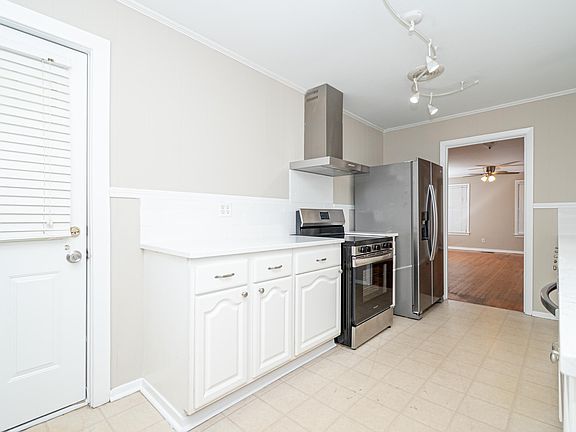 5th image of 811 Virginia St