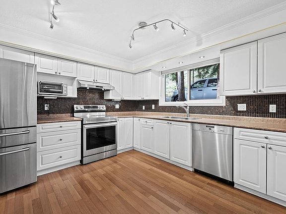 3rd image of 407 Dartmoor Dr