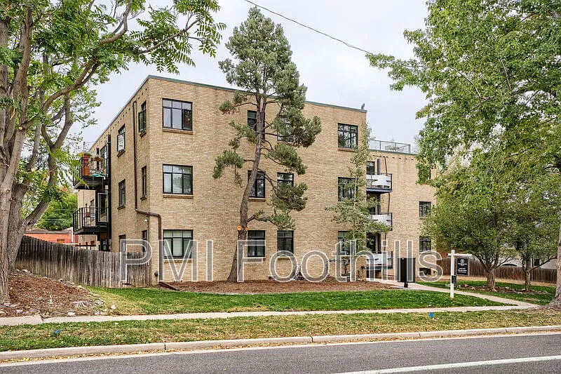 2 bed, 1.0 bath, 902 sqft, $1,987 — Photo 2