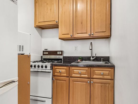 4th image of 225 E 36th St APT 12B