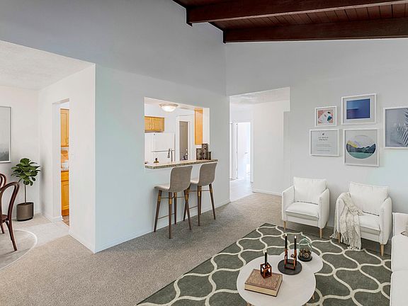 Dining Area & Breakfast Bar