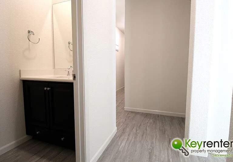 1061 Chapelhill Ln — Photo 28