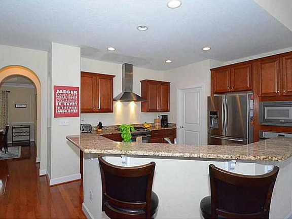 4th image of 605 Annias Way