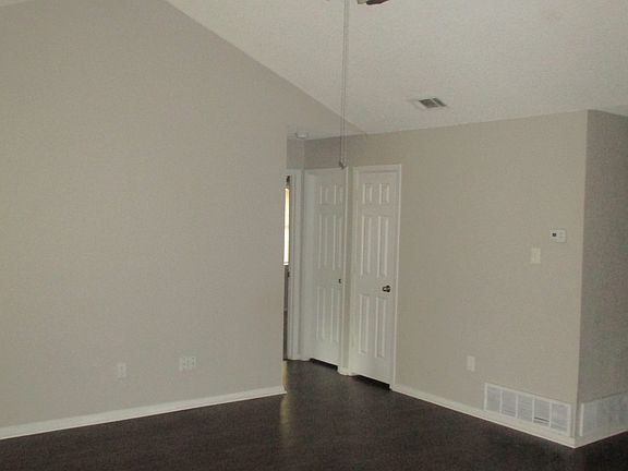 5th image of 208 Cambridge Dr