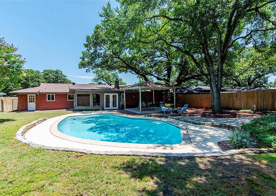 1st image of 909 Lee Dr