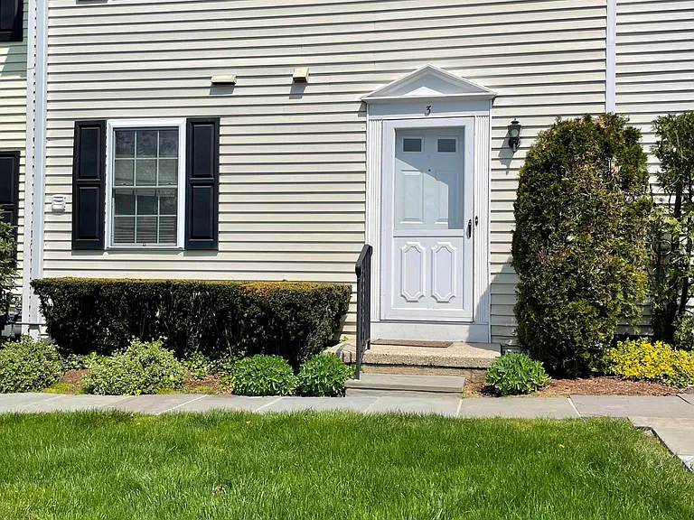 33 Talbot Ln #3 — Photo 2