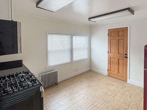 KITCHEN (UN-STAGED)