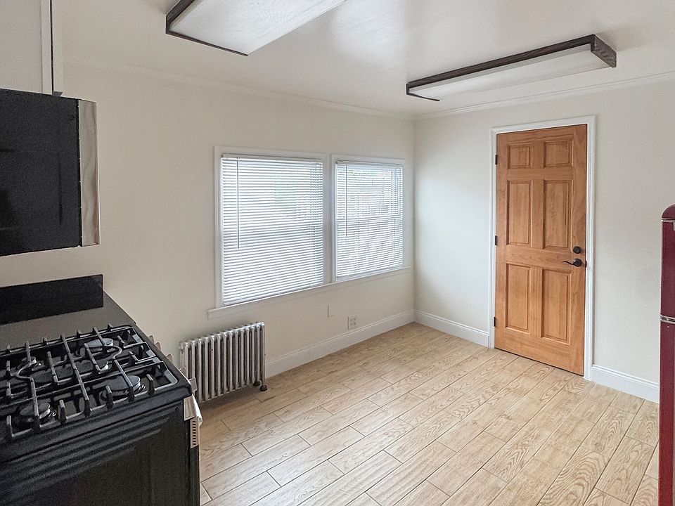 KITCHEN (UN-STAGED)