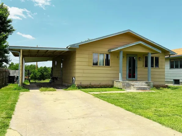 1117 Hillcrest Dr, Dodge City, KS 67801