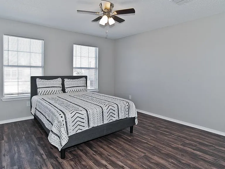Oakwood Cir — Photo 1