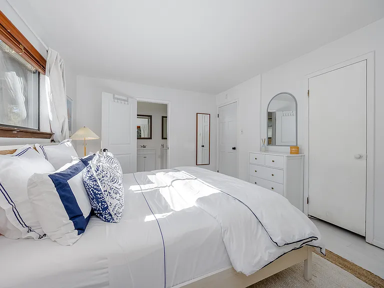 76 Manor Ln S — Photo 9