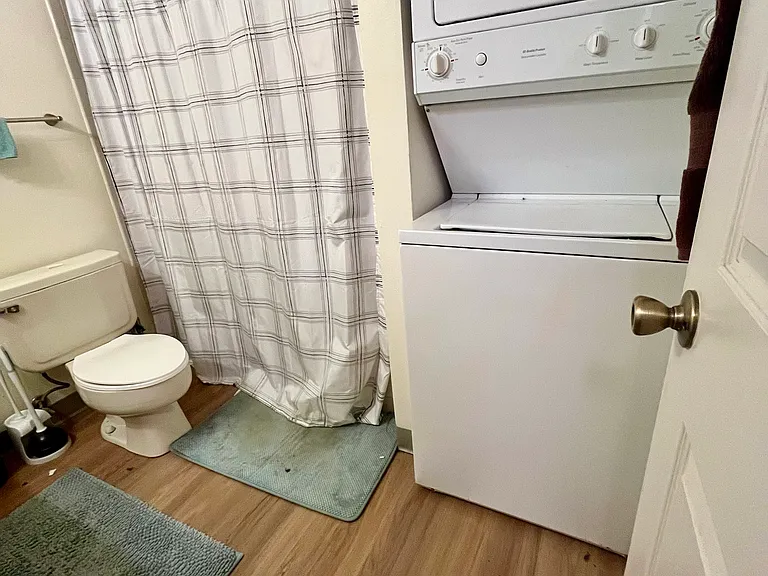 Bathroom with tub/shower and in unit washer dryer.