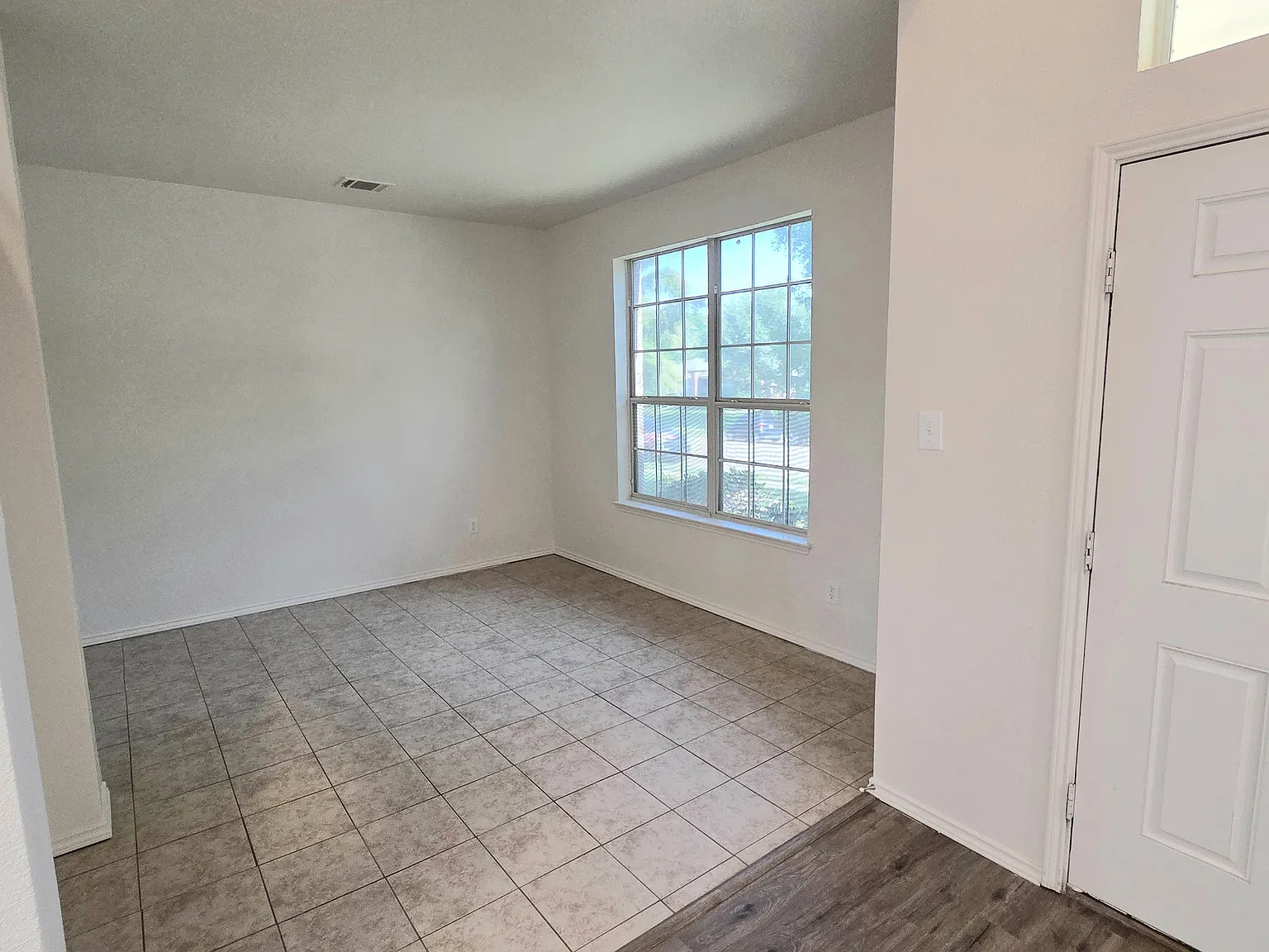 4 bed, 2.5 bath, 3224 sqft, $2,600 — Photo 3