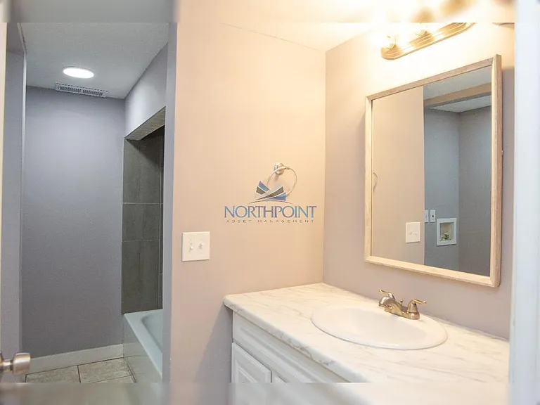 Bright & Open 2 bed 2 bath — Photo 29