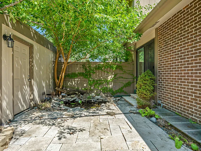 713 Acadia Ct — Photo 4