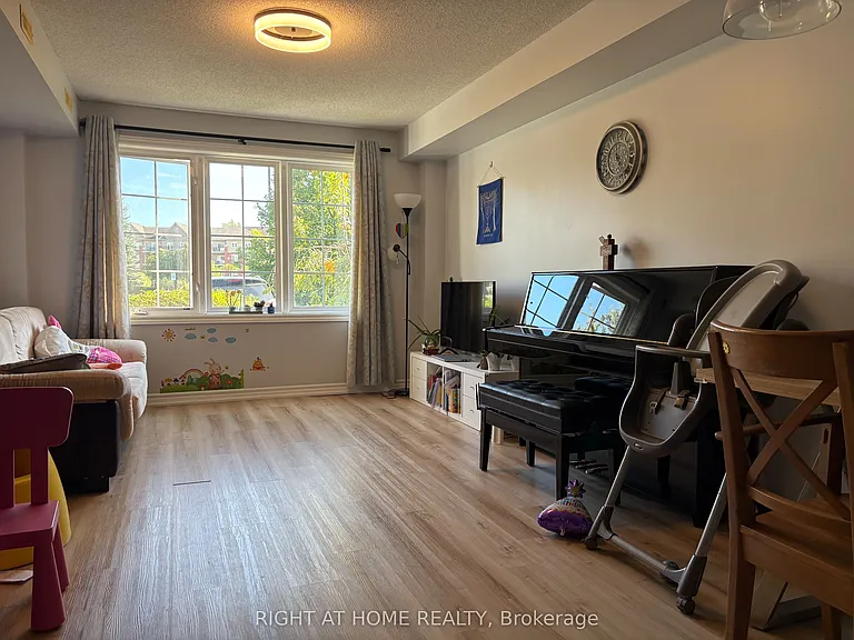 53 Ferndale Dr S #3 — Photo 2