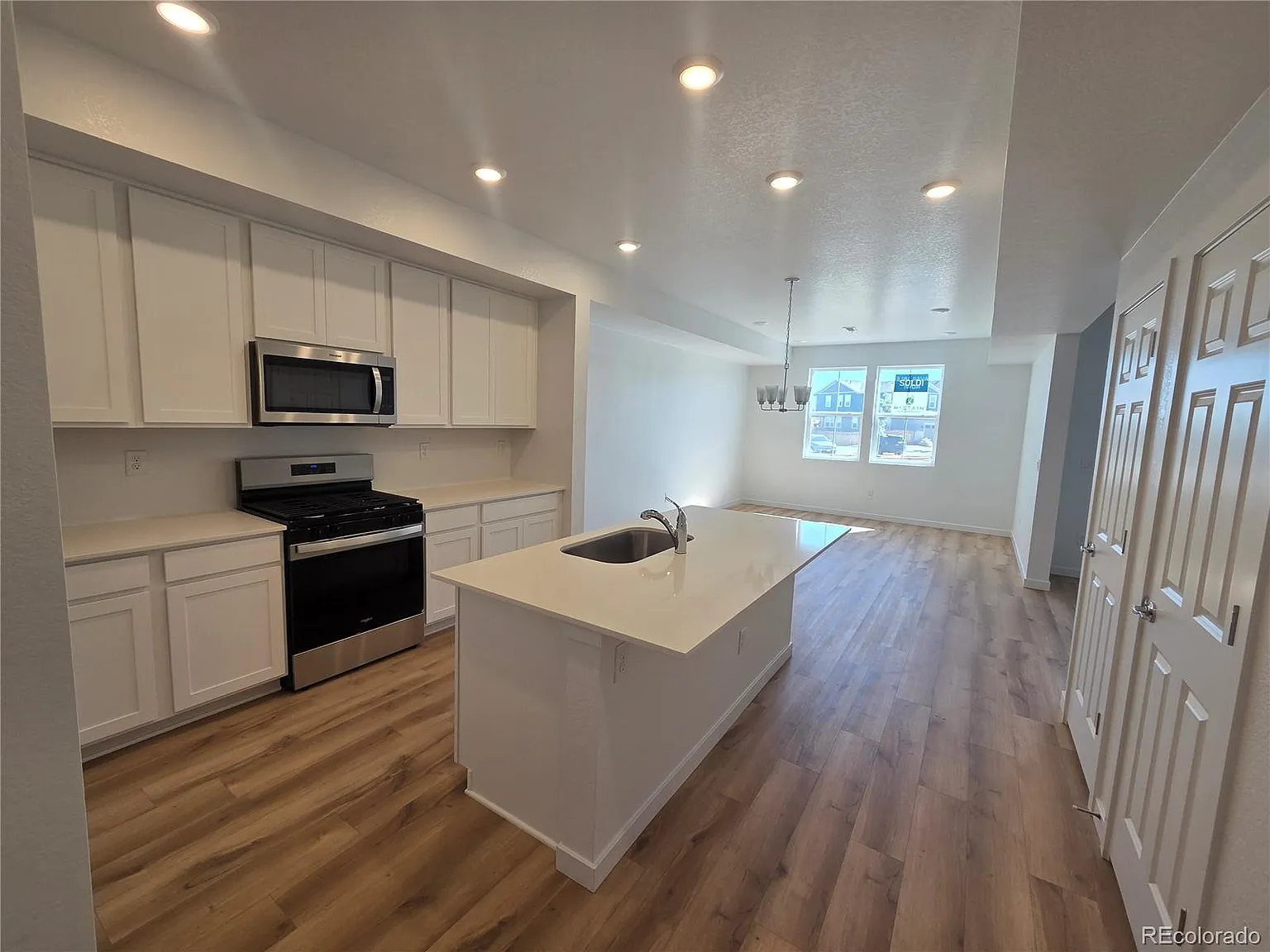3 bed, 2.5 bath, 1654 sqft, $2,980 — Photo 2