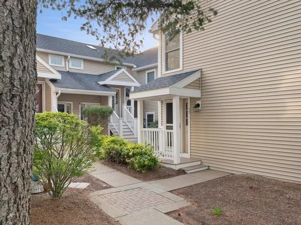 73 Bradford Commons Ln #73, Braintree, MA 02184