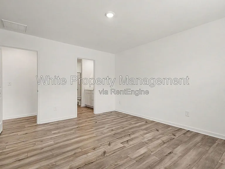 313 W 18th St — Photo 15