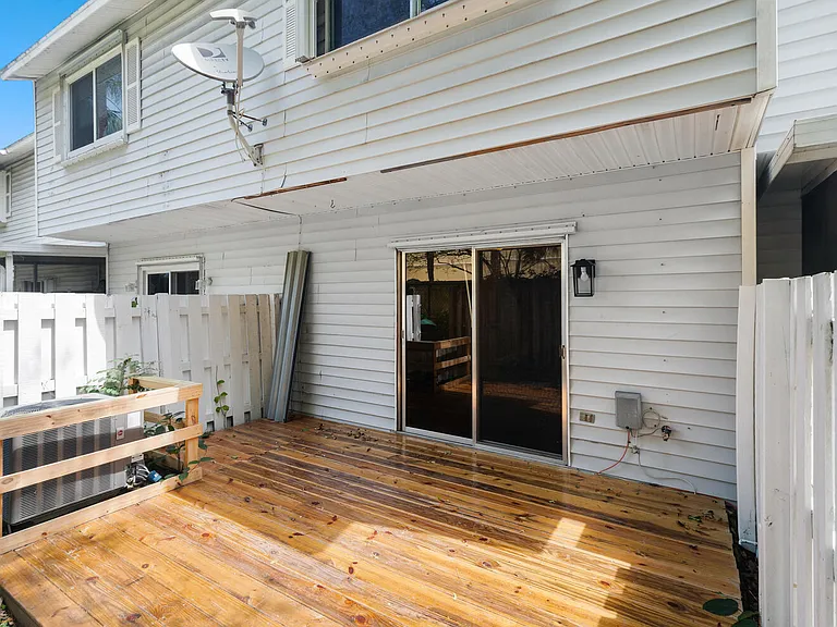 2521 NE 15th St — Photo 5