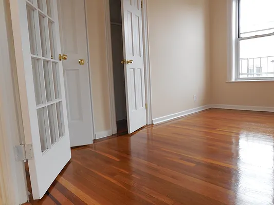 Rented by Zikos Realty Services | media 14