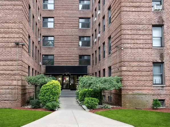 2229 Knapp Street image 1 of 11