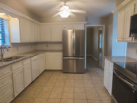 3rd image of 3829 Idylwood St