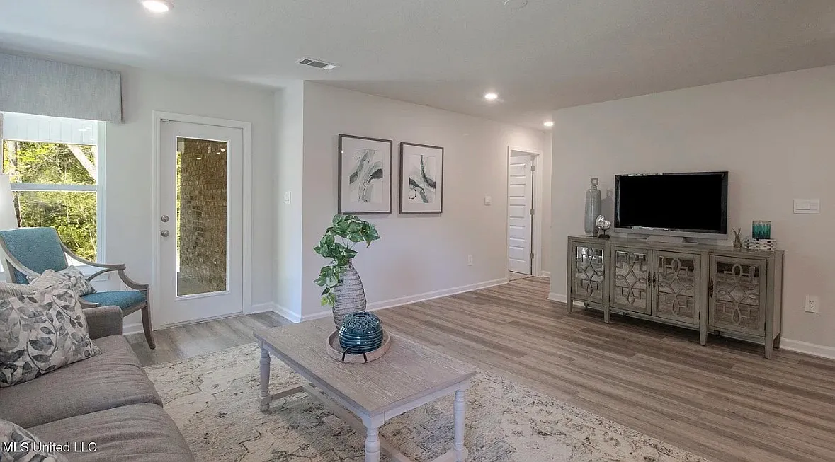 5 bed, 2100 sqft, $2,200 — Photo 3