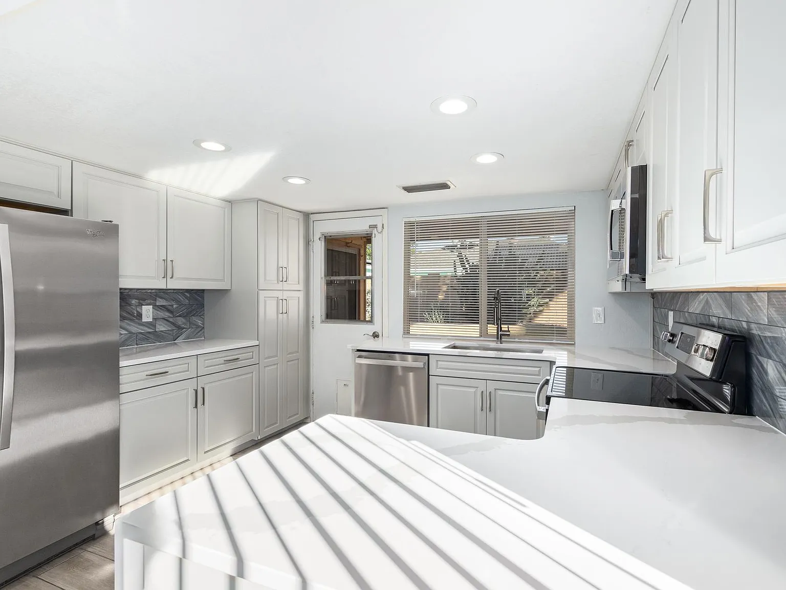 3 bed, 1382 sqft, $2,500 — Photo 3