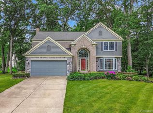 3036 Holben Ct, Lake Orion, MI 48360