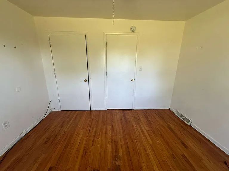 4889 Banbury Ct — Photo 2